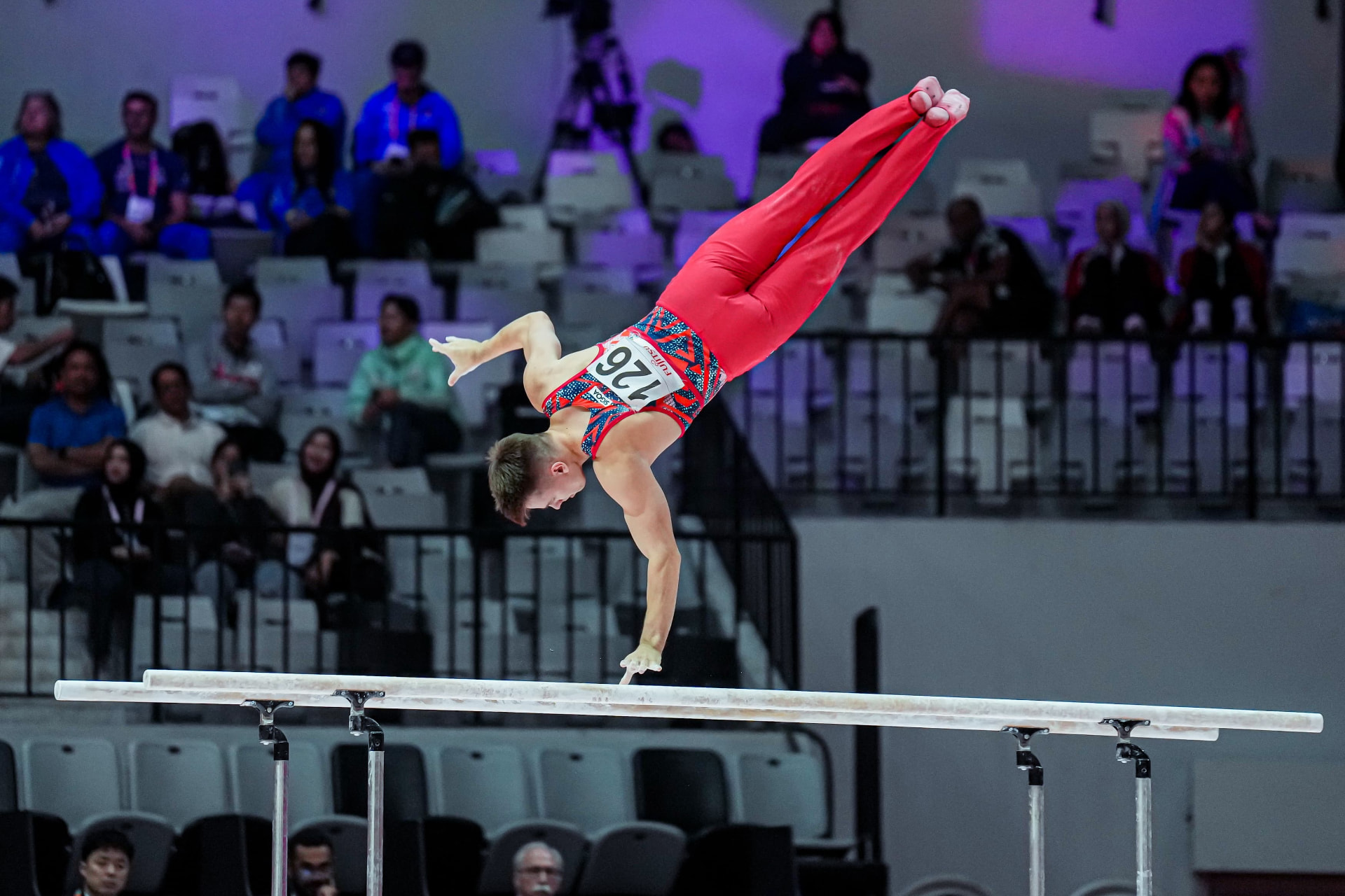 Paul Schmölzer in einer dynamischen Turnsequenz
